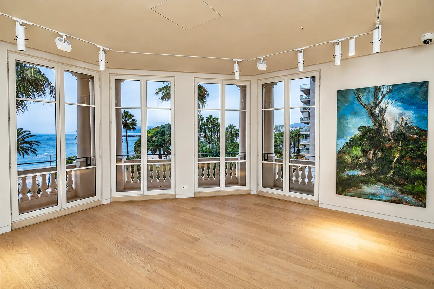 Salle en rotonde de La Malmaison à Cannes, fenêtres bois ouvertes sur la mer