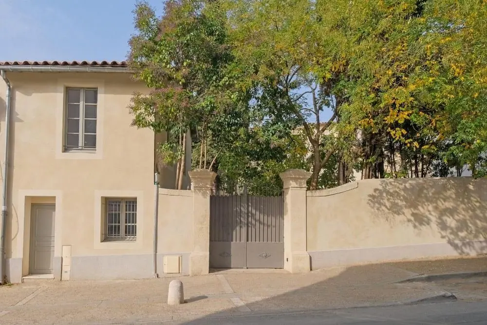 Maison de la rue Auguste-Comte à Montpellier derrière son mur de clôture