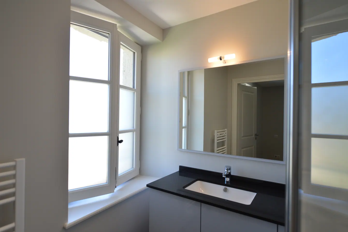 Salle de bain éclairée par une fenêtre bois à deux vantaux, 8 place Thérèse-et-Léon-Blum à Narbonne