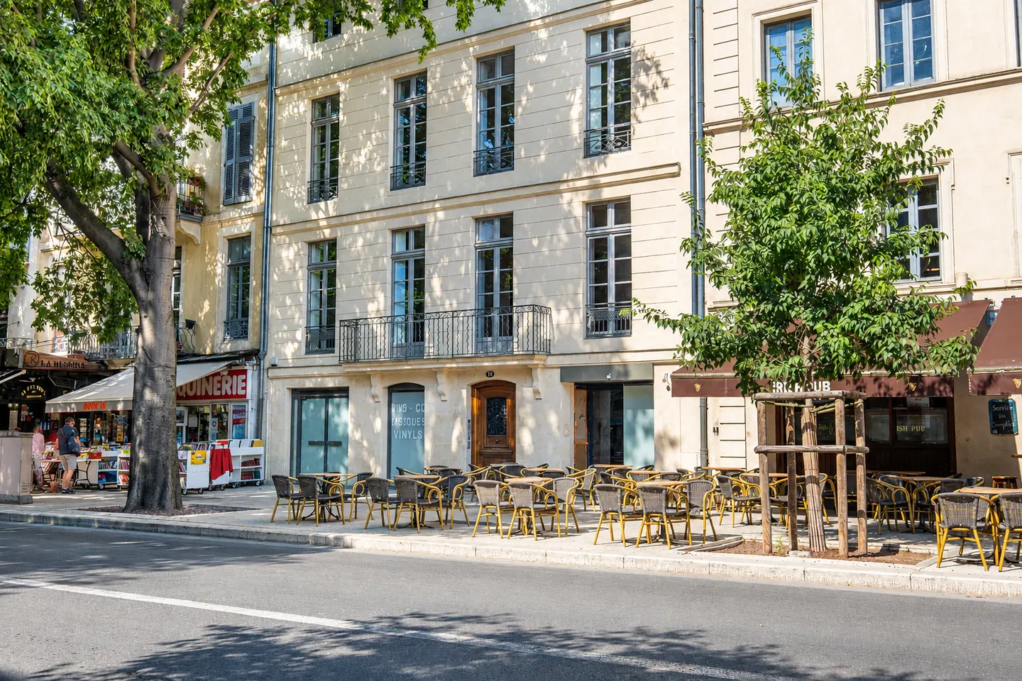 Immeuble du 19 boulevard Amiral-Courbet à Nîmes, fenêtres bois et volets au-dessus des terrasses