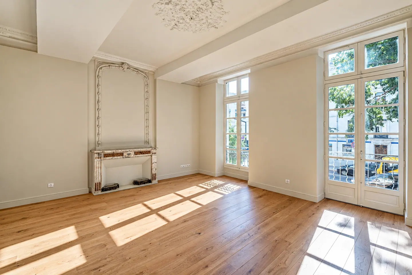 Salon au parquet de chêne traversé par la lumière des portes-fenêtres bois, 19 boulevard Amiral-Courbet à Nîmes