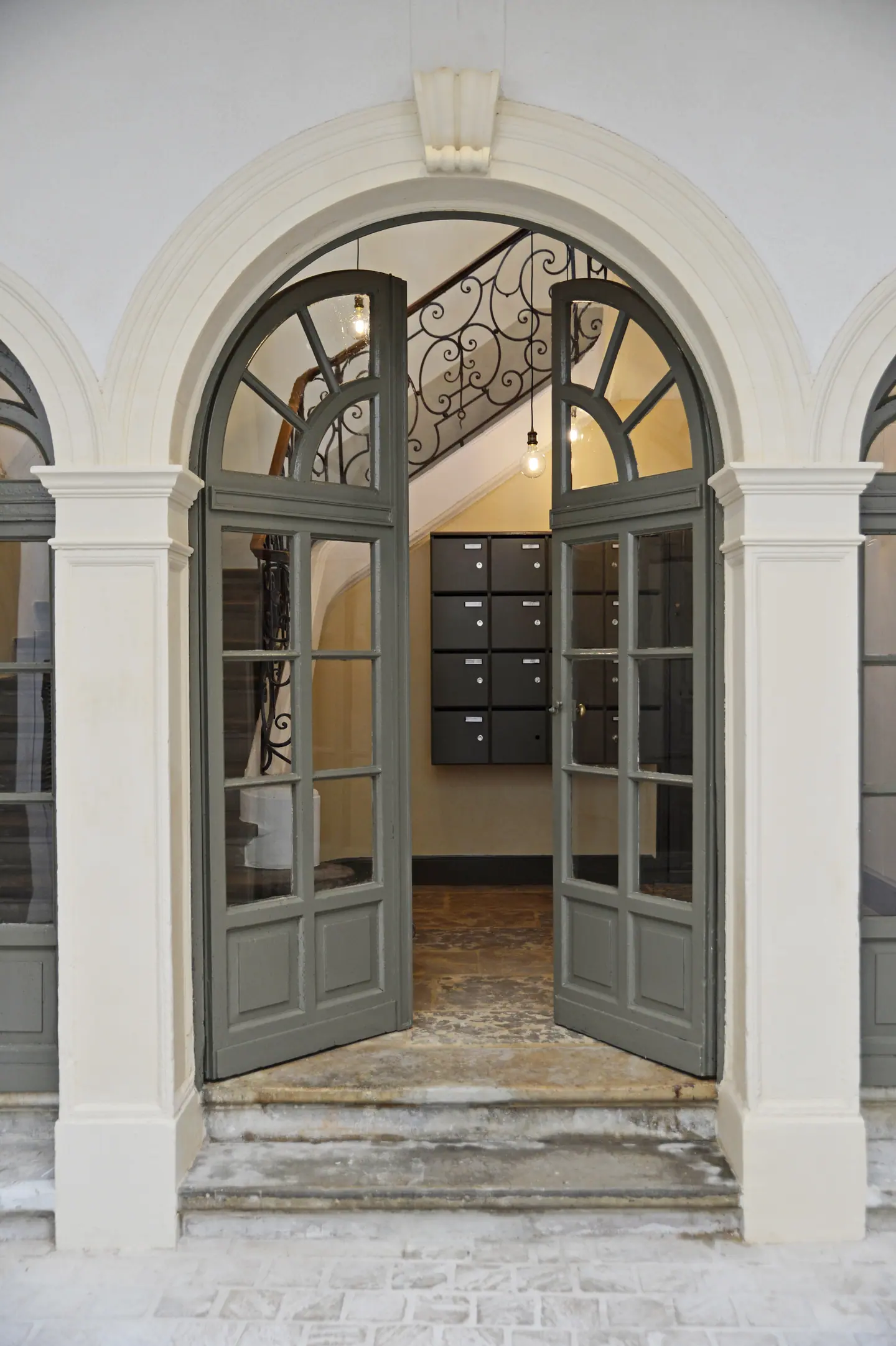Portes vitrées cintrées à petits-bois du hall d'entrée, 7 rue Fresque à Nîmes