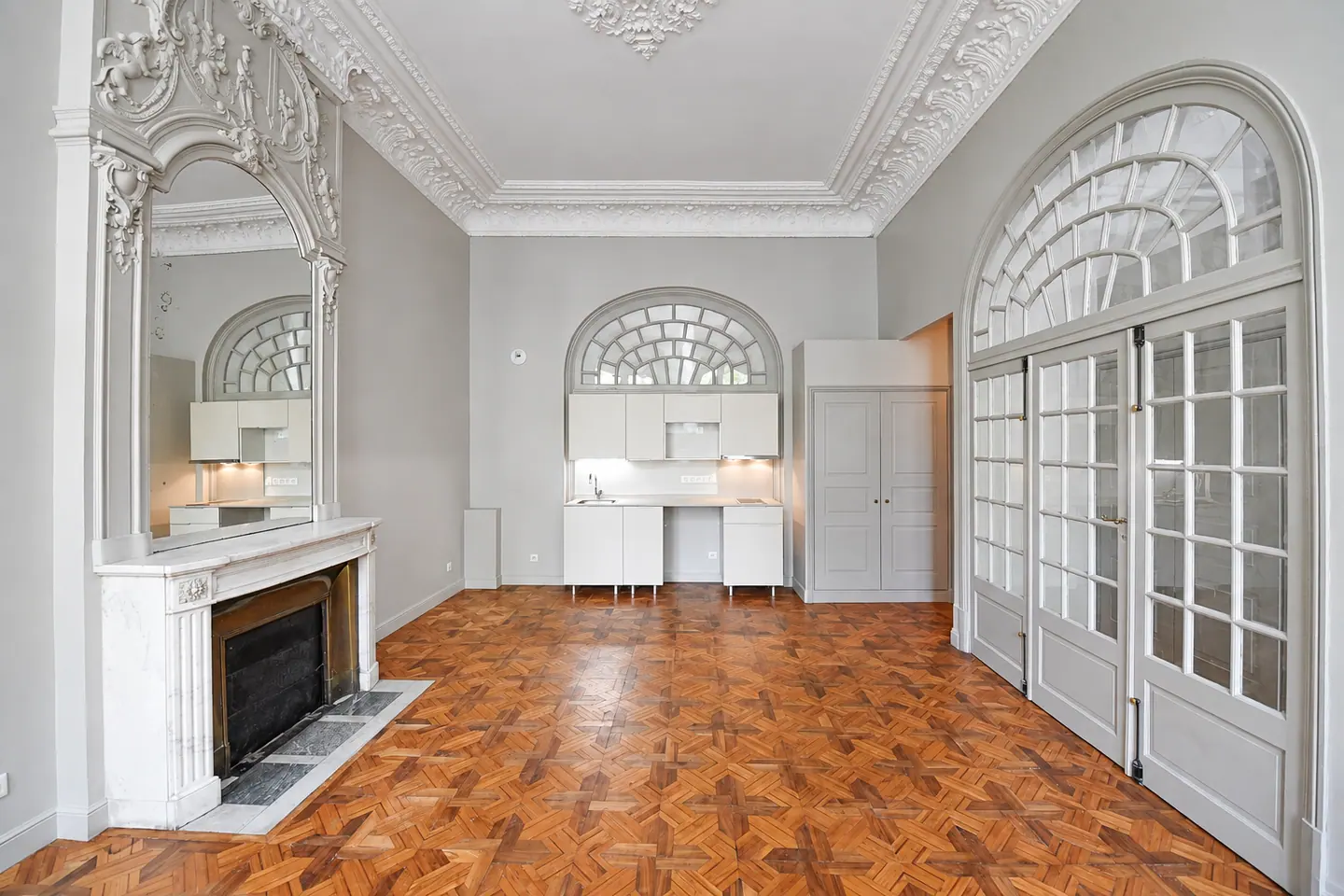 Pièce de réception à cheminée de marbre et portes vitrées cintrées, 52 boulevard Gambetta à Nîmes