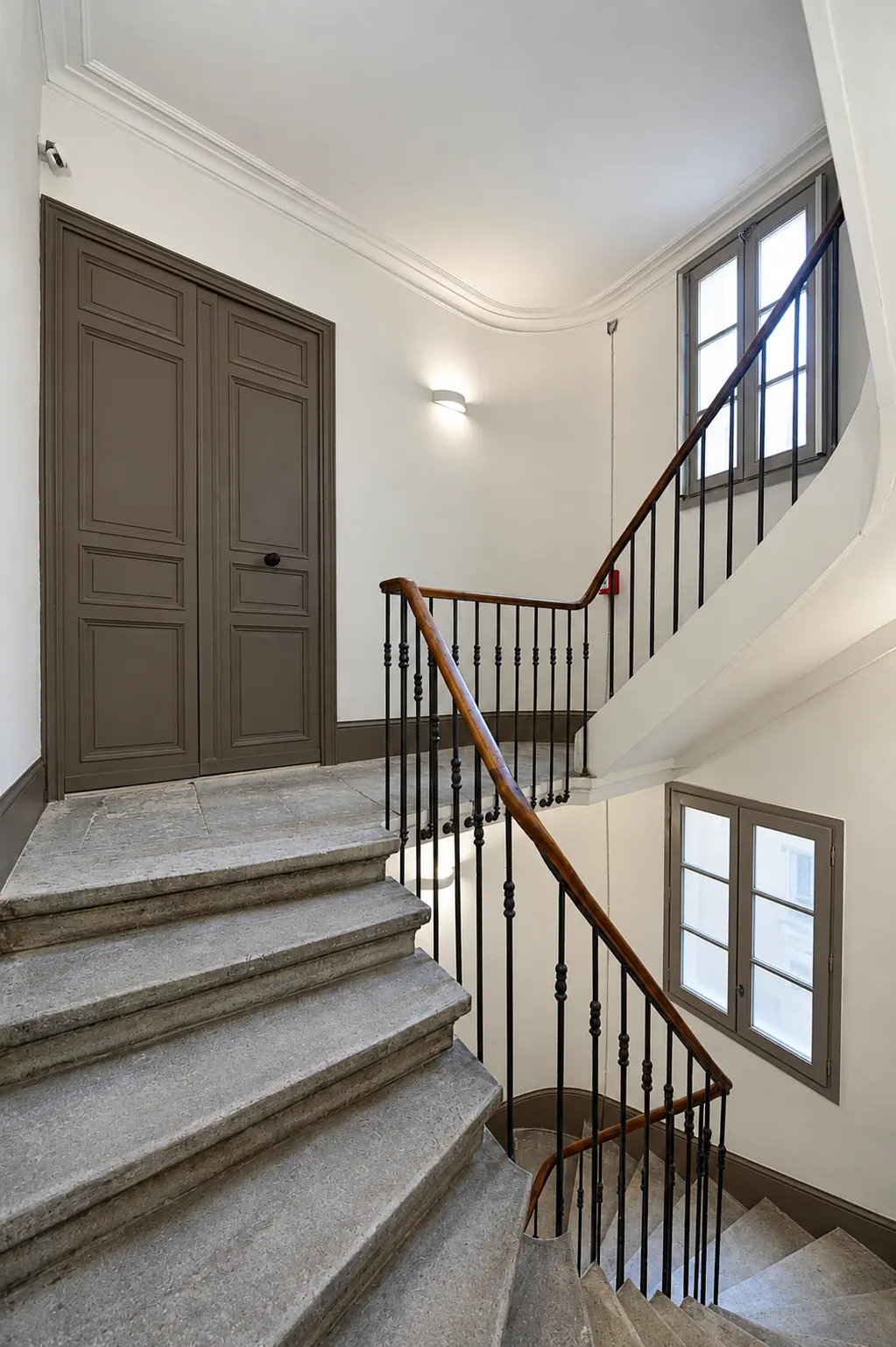 Cage d'escalier en pierre, porte bois à panneaux et fenêtres, 30 rue des Lombards à Nîmes