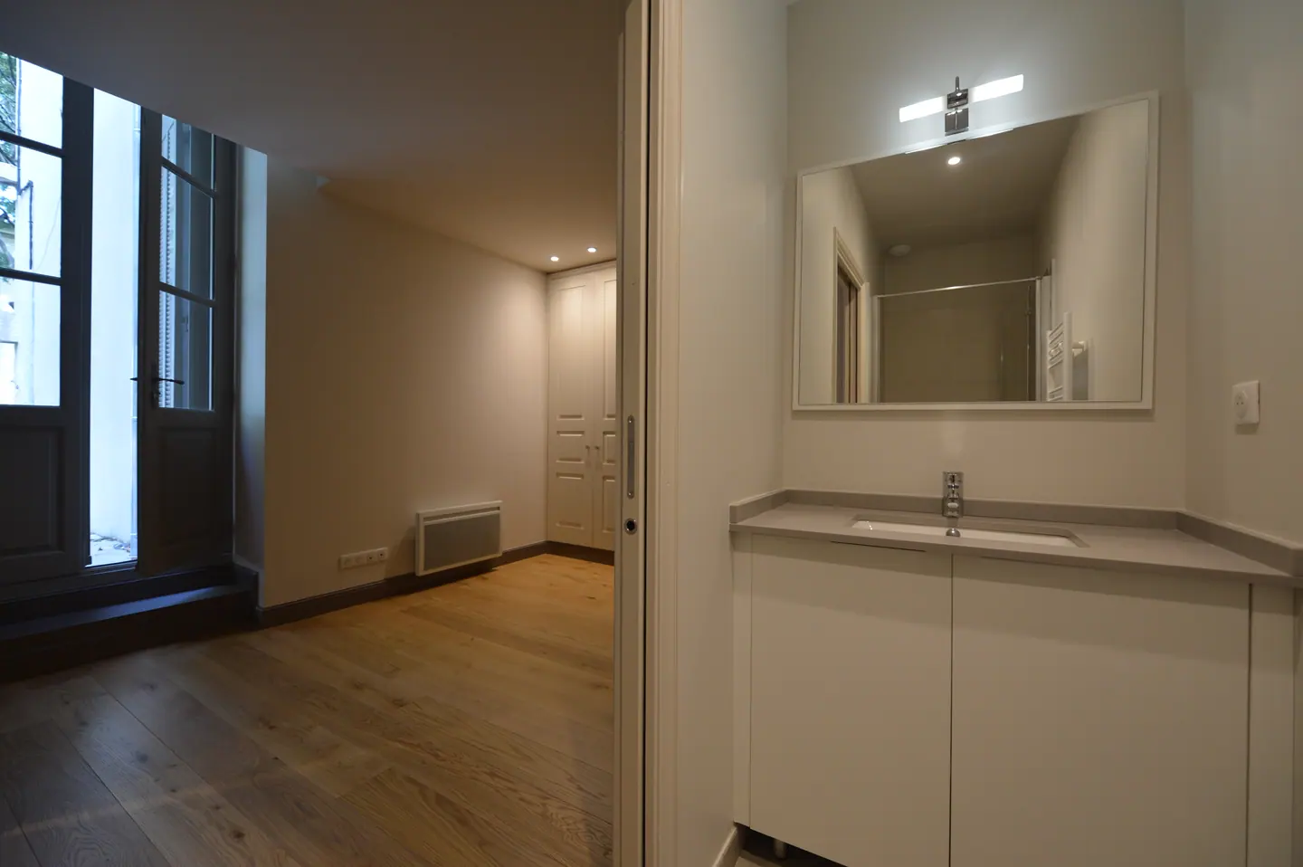 Chambre au parquet de chêne et fenêtres bois, 30 rue des Lombards à Nîmes