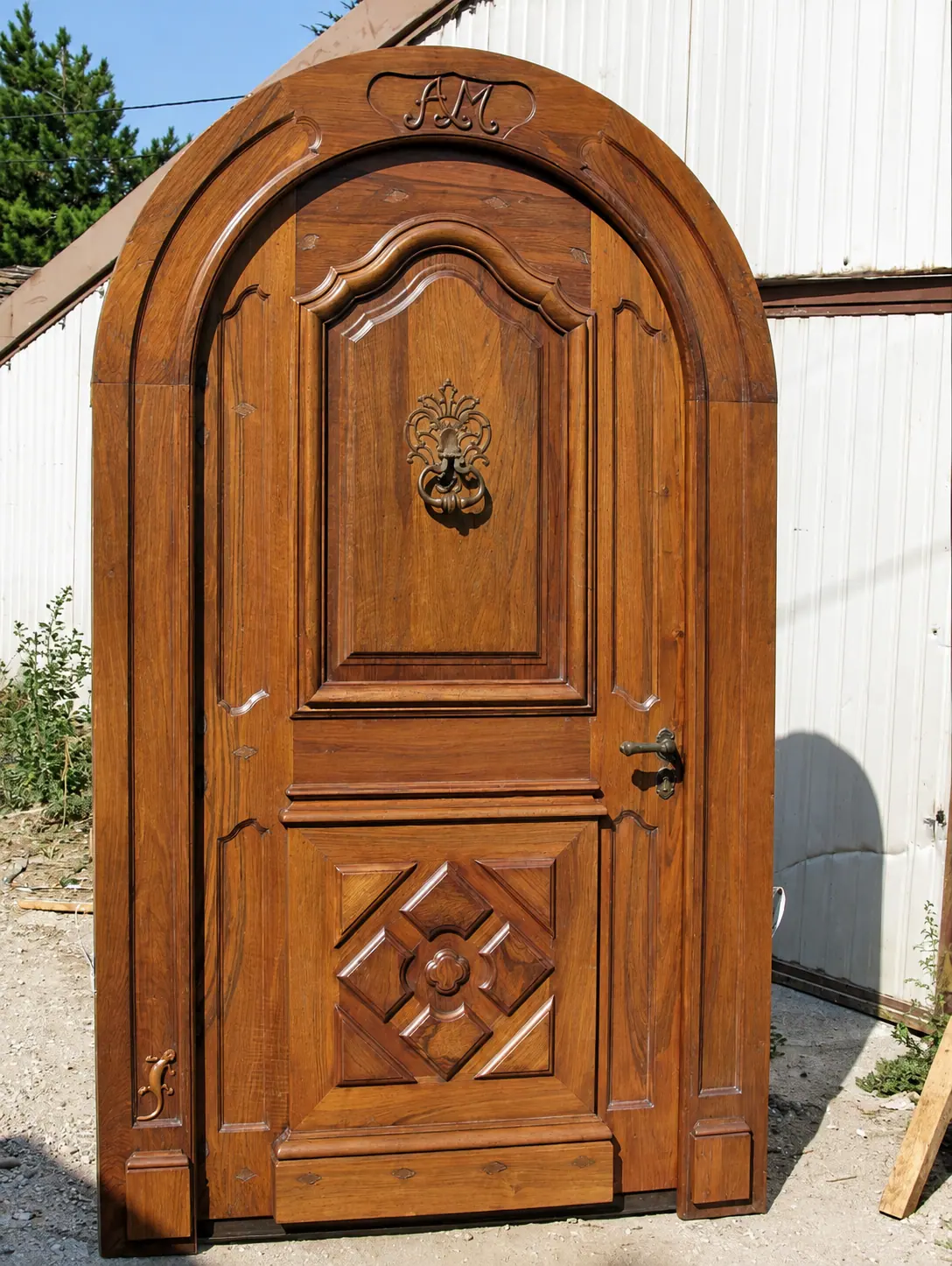 Porte d'entrée cintrée en chêne massif sculpté, heurtoir et pointes de diamant