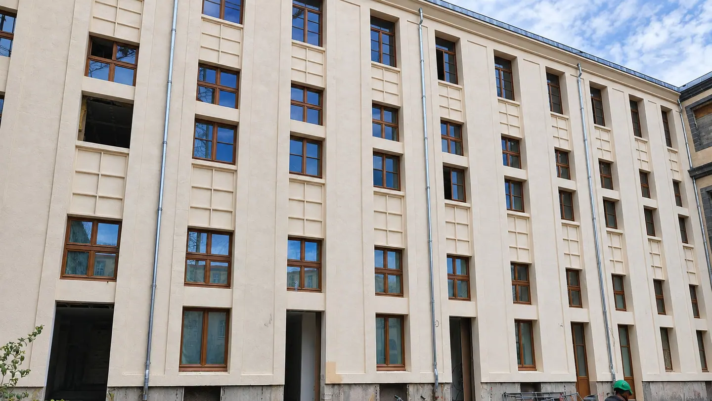 Grand bâtiment en pierre en réhabilitation, nouvelles fenêtres bois sur tous les niveaux