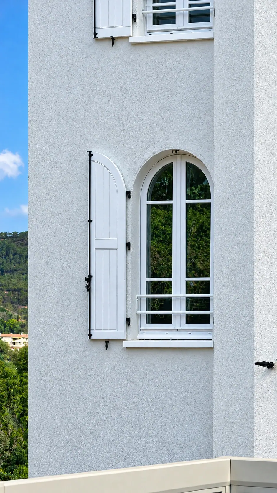 Fenêtre cintrée et volets battants blancs, villa du Trayas à Saint-Raphaël