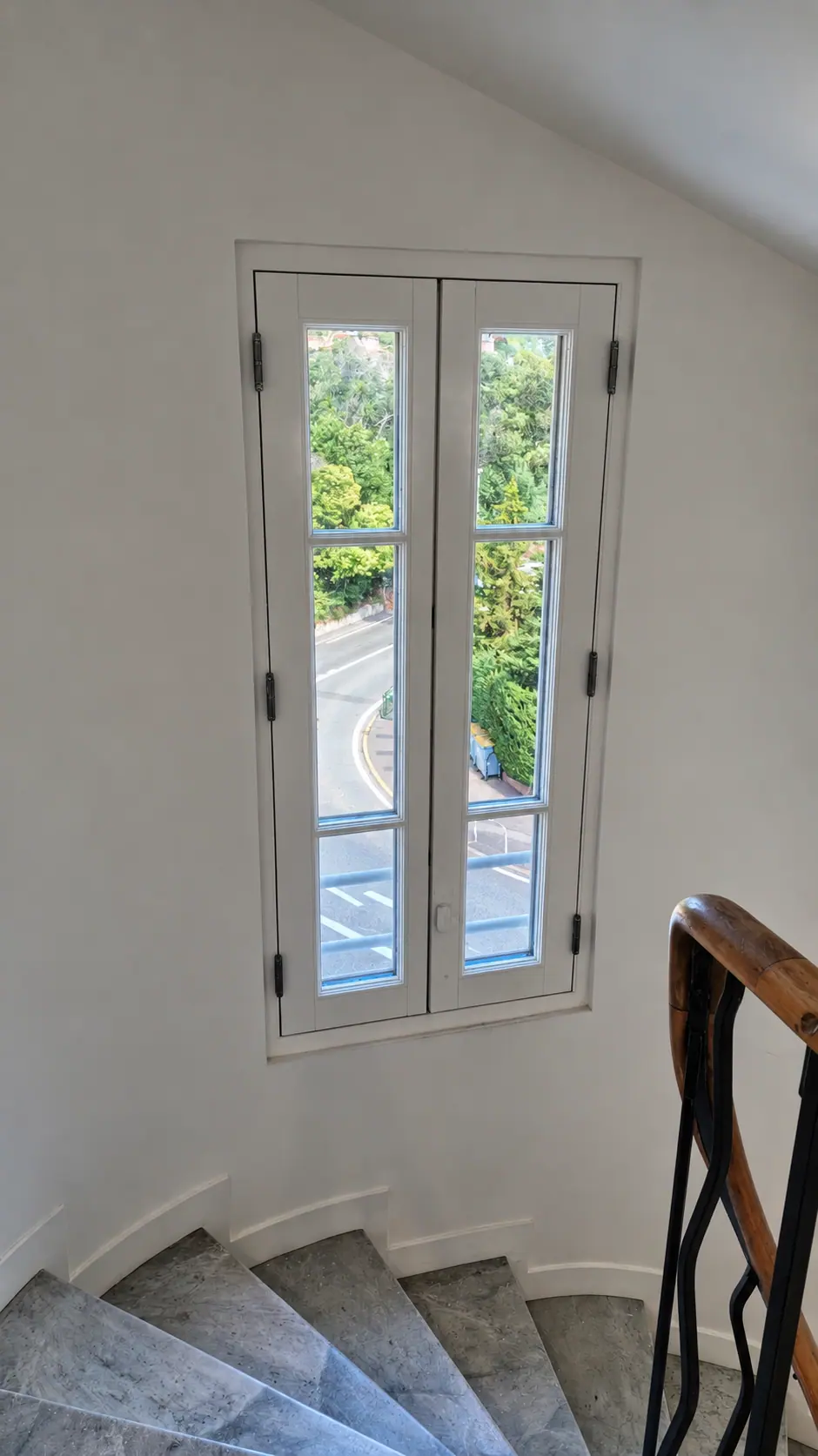 Fenêtre bois à deux vantaux éclairant un escalier, villa du Trayas