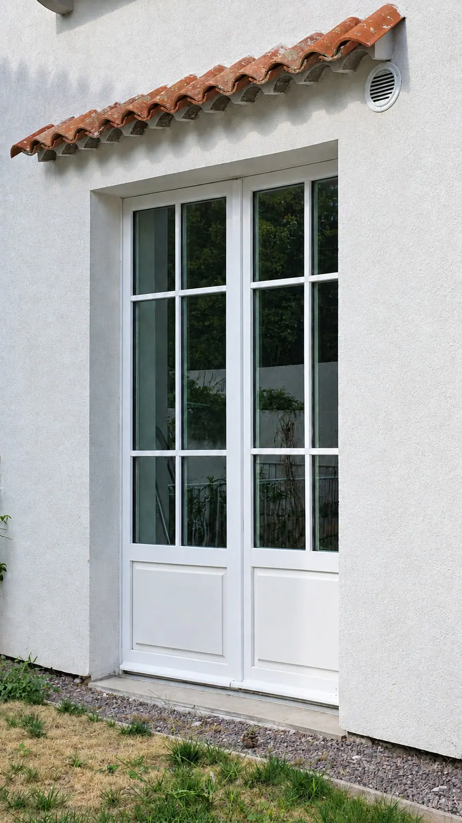 Porte-fenêtre bois blanche à deux vantaux sur le jardin, villa du Trayas