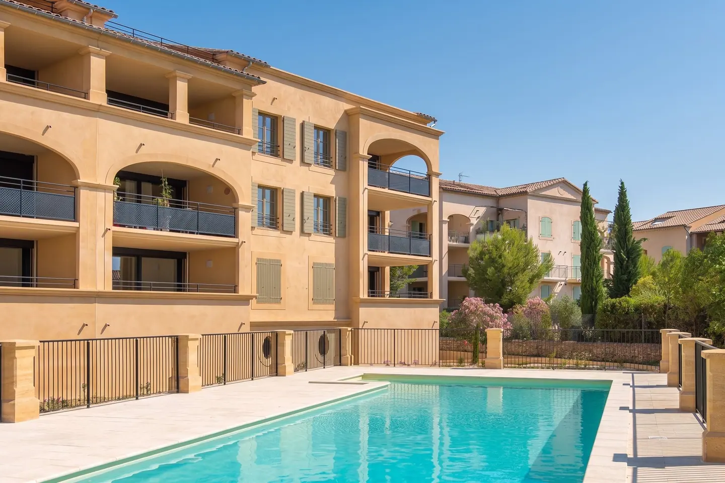 Résidence Les Terrasses du Paradis à Uzès, façades ocre et menuiseries bois autour de la piscine